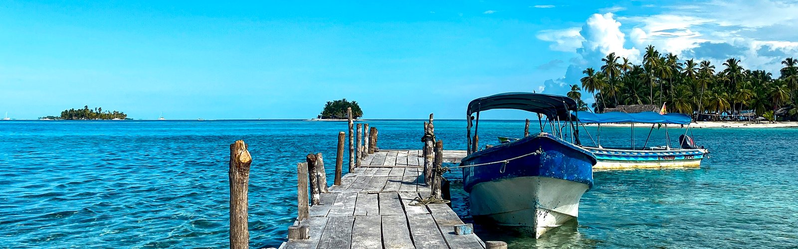 Muelle de madera y lancha esperando en San Blas, Panamá
