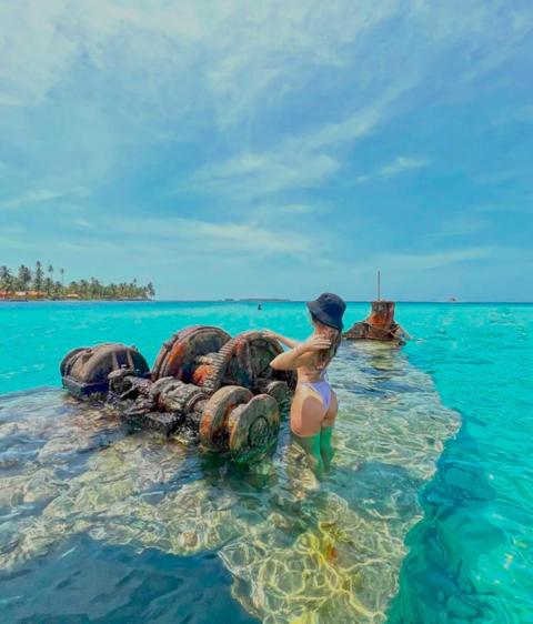 Guest at the shipwreck in shallow water